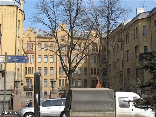 А это дом на заднем плане моей фотографии - здесь он поближе