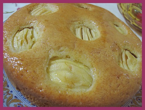 Танюш, я к тебе с яблочным пирогом, ну очень вкусненький, настоящий бисквит с яблочками