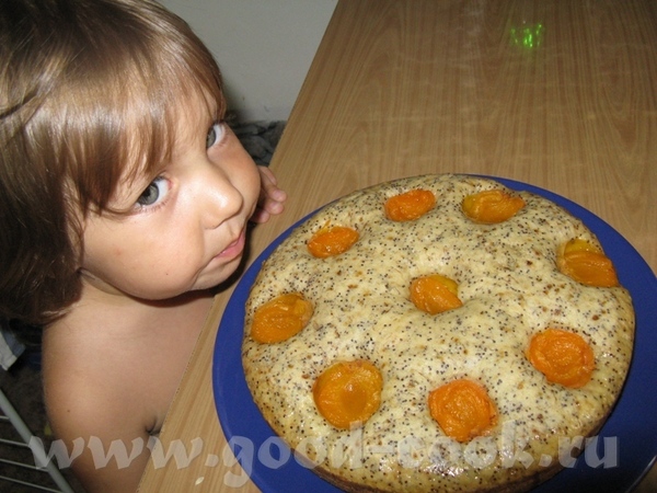 Банановый кекс с маком и абрикосами Вкусно, нежно, не очень сладко и ароматно, обязательно повторю...