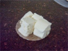 Затем сыр разрезать на куски ввиде кекса,но не сильно большими,постоянно смачивать нож вводе чтобы...