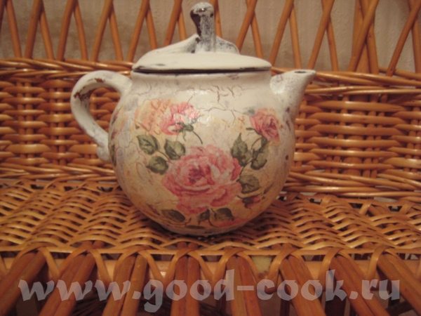 Старый керамический чайничек