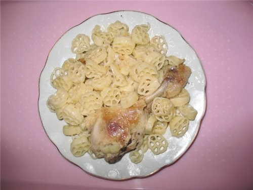 А вот наш сегодняшний ужин: макарошки с курицей и десертик - нежное суфле от Вики- SeraFimы