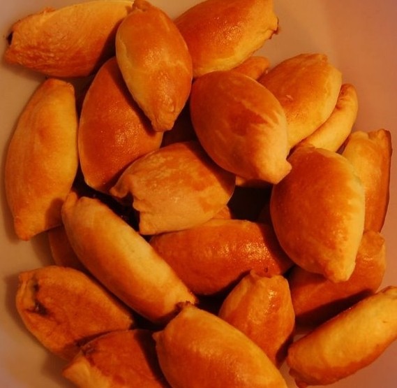 Я тоже вчера пирожки пекла,с яйцом и луком и сладкие