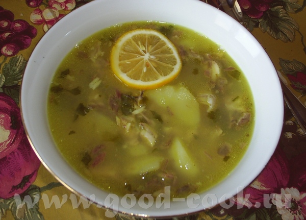 Уха отврила осетринные хрищи с мясом на них вместе с головкой лука и морковкой, процедила бульон,вы...