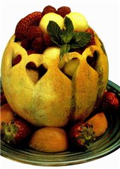Корзинка из арбуза с фруктовым салатом - 7