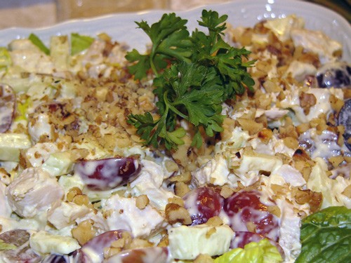 Я зимой иногда по праздникам готовлю вот такой простой, но вкусный салат