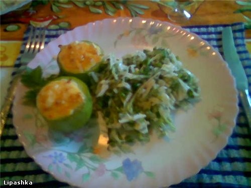 КАБАЧКИ С РАЗНОПЛАНОВОЙ НАЧИНКОЙ Кабачки помыть, разрезать и чайной ложкой вытащить серединку, чтоб...