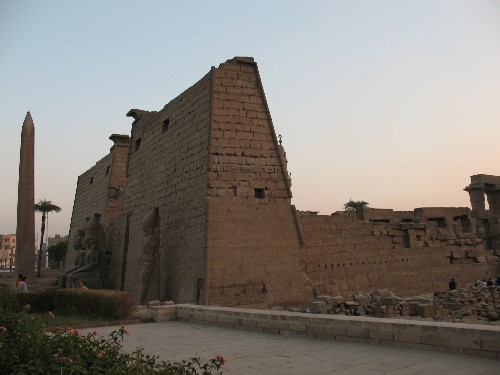 Храм Луксор Моя любимая фотография (хоть и не самая качественная) – в темном небе Луксора над камня...