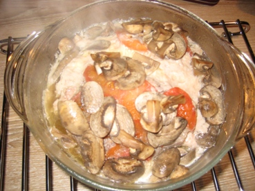 Слоёное мясо Нам потребуется филе курицы, говядина, сыр, помидоры, яйцо, лук и горчица Форму чуть с... - 7