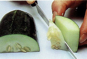 Плотные молодые огурчики нарезаются секторами - 3