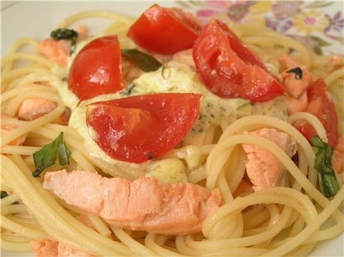 Спагетти с лососем, помидорами и базиликом 400 г филе лосося, 1 ст