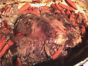 ТЕЛЯТИНА С ОВОЩАМИ, ФАРШИРОВАННАЯ ГРИБАМИ И КОПЧЁНОСТЯМИ Понадобится: 1,5 кг телятины соль, перец п... - 6