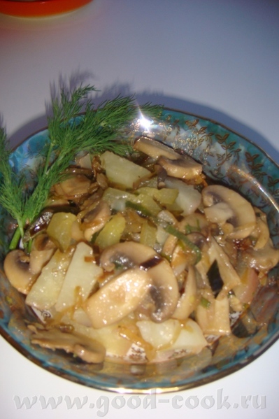 Картофельный салат с солеными огурцами и грибами 4 крупные картофелины 4 соленых огурца 1 красная л... - 2