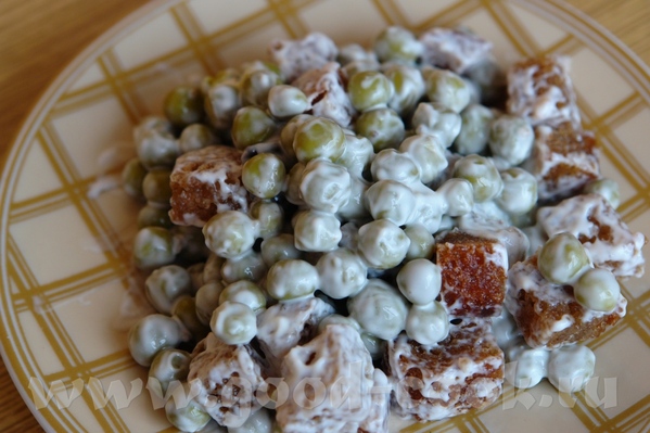 САЛАТ С ГРЕНКАМИ Порезать чёрный хлеб мелкими кубиками и обжарить на подсолнечном масле