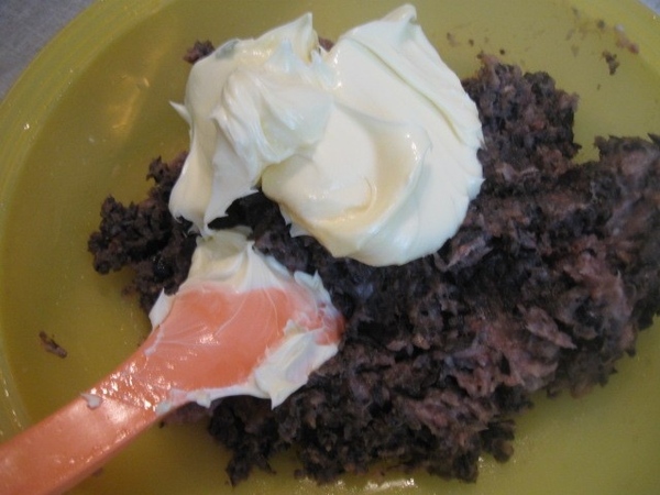 Добавляем, по вкусу, черные оливки (можно и зеленые, т - 3