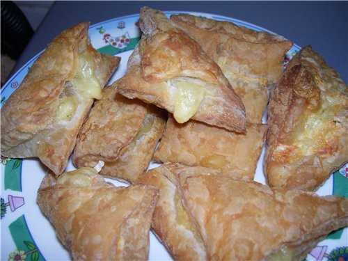 А ужинали слоёнками с сыром и творогом с зеленью