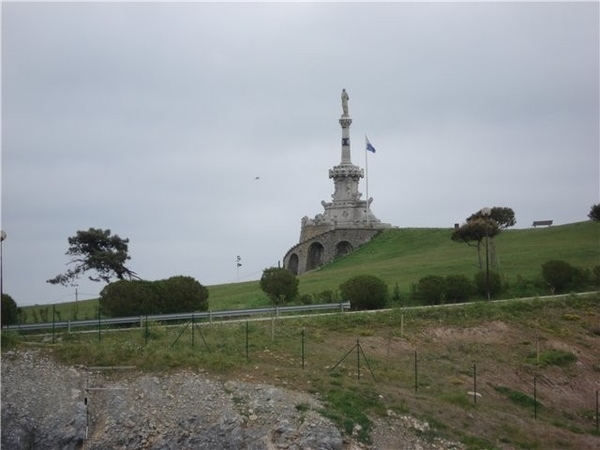 С этой же точки мы сфотографировали усадьбу маркизов de Comillas и монумент одному из них - 2