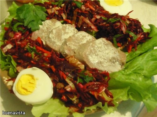 Салат с говяжьим языком,овощами и заправкой