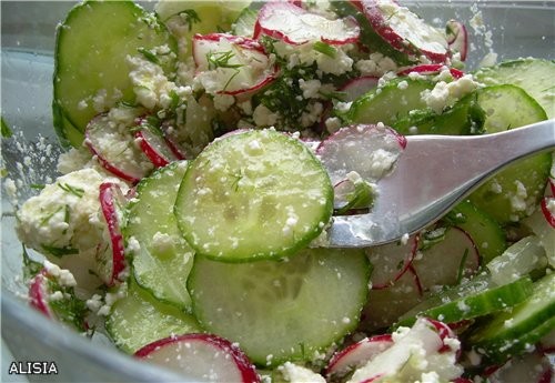 САЛАТ С ОГУРЦАМИ,РЕДИСКОЙ И ДОМАШНИМ ТВОРОГОМ