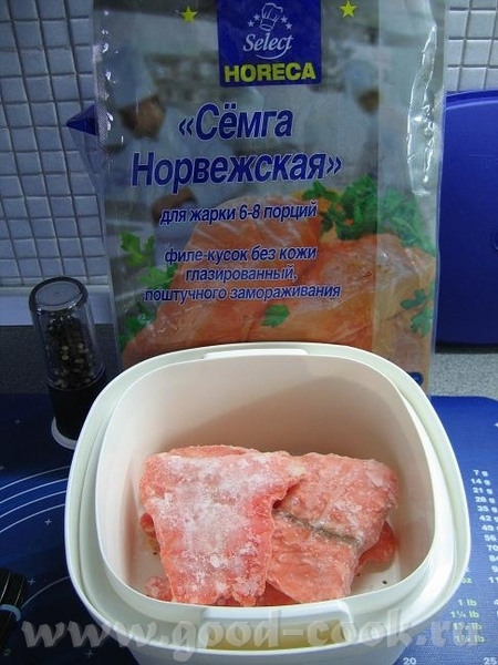 Скромный ужин - рыба с рисом и соусом: Берём замороженную рыбку (у меня сёмга оказалась ), помещаем...