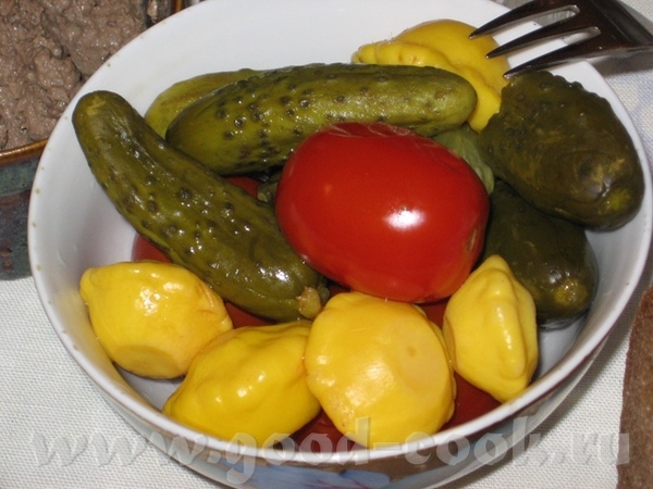 И снова пятничный ужин, ханукальный: (масло, много масла ) Капустный салат обыкновенный, с редиской...