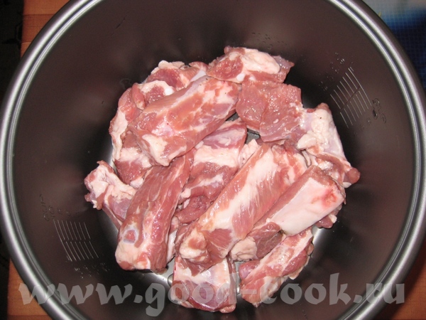 Свиные ребрышки с картофелем тушеные Ребрышки и мяско свиные, слой лука, картофеля, поперчить, посо...