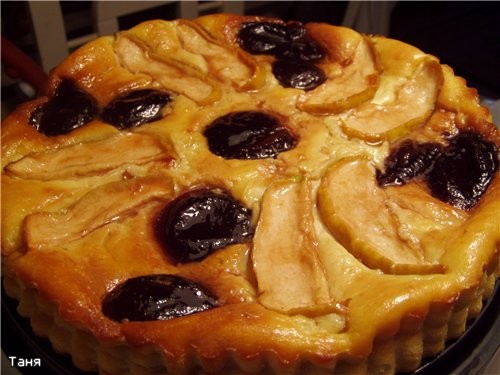 Творожный пирог с яблоками и сливами из варенья