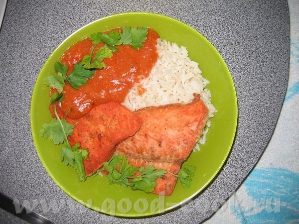 Скромный ужин - рыба с рисом и соусом: Берём замороженную рыбку (у меня сёмга оказалась ), помещаем... - 2