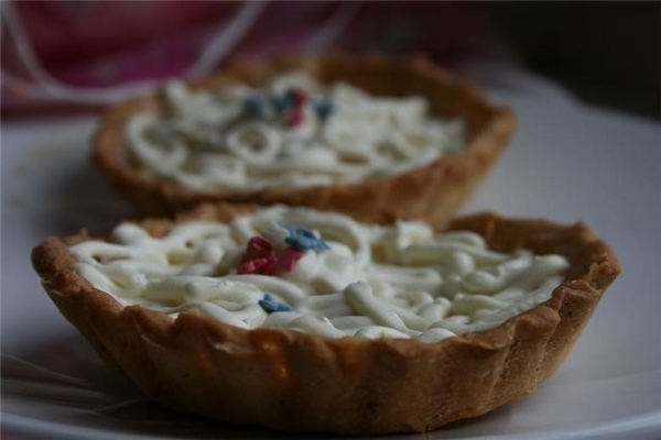 я делала "Бананово-карамельные тарталетки" (Banoffee Pies) что сказать-тарталетки не получились-жид...