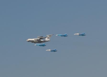 н€ют, из моего окна в гостинной салют аж из 6 точек видно - 2