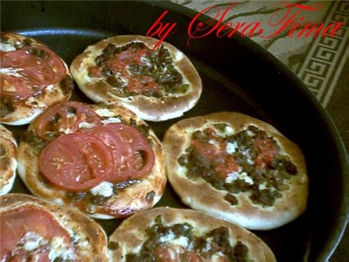 вот сегодня соорудила лепешки с мясом, мини-пиццы и с оливковым маслом и затааром ВКуснЭнька переку...
