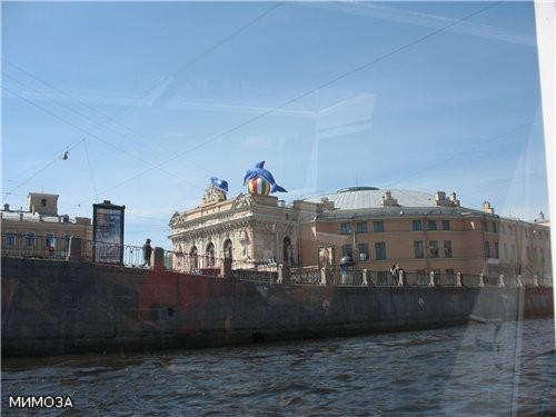 Здание Петербургского цирка - сегодня там начинается новая программа - водное шоу, поэтому и дельфи...
