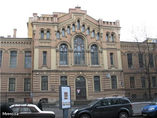 Мы сворачиваем на улицу Ломоносова