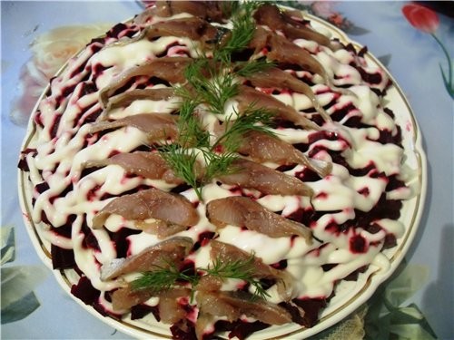 Селедка под шубой сельдь малосольная лук свекла картофель майонез Картофель, свеклу отварить - 2