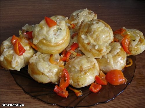 А я сегодня к вам с слоеными улитками с мясом, сверху тертый сырррррр