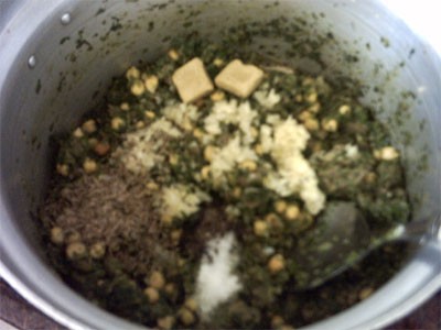высыпать приправы,семена укропа,соль,и кубики магги,и жарить помешивая 2-3 минуты варёный сумаг,ост...