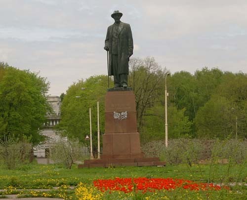 (памятник Мичурину)