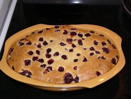 Cherry Clafoutis Пирог с вишнями Ингредиенты: 450г вишни ѕ чашки сливок 1 стручок ванили Ѕ чашки мо...