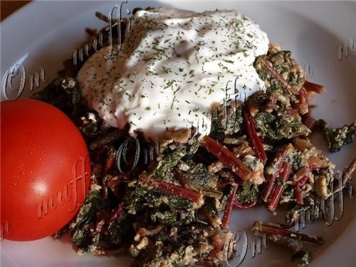 СВЕКОЛЬНАЯ БОТВА С ЯЙЦОМ И МАЦОННЫМ СОУСОМ