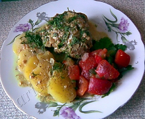 КУРИЦА В ОРЕХОВО-СЛИВОЧНОМ СОУСЕ 1 кг куриных бёдрышек 1 стакан грецких орехов 2 ст