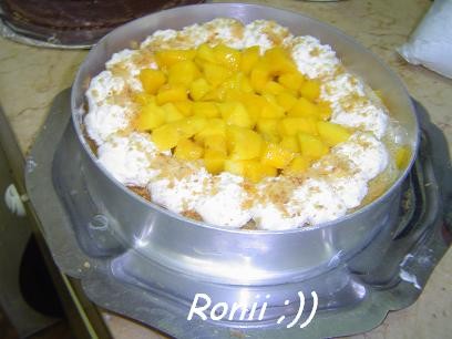 Сверху украсить кремом, манго и орехами (предпочтительно размельченными фисташками)