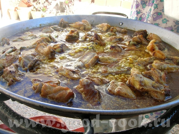 Простенькая паэлья с артишоками на свежем воздухе