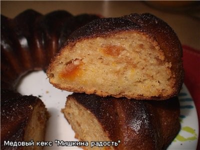 А вот и мой медовый тортик "Мишкина радость" В моем исполнении в нем вместо кефира был просроченный...