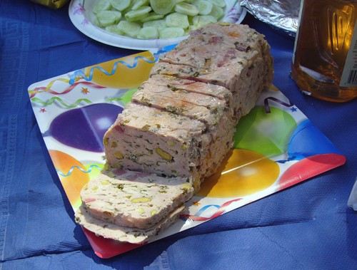 Далее был пикник со всяческой пикниковой вкуснятиной: свежими овощами, нарезками, оливками, салатик... - 2