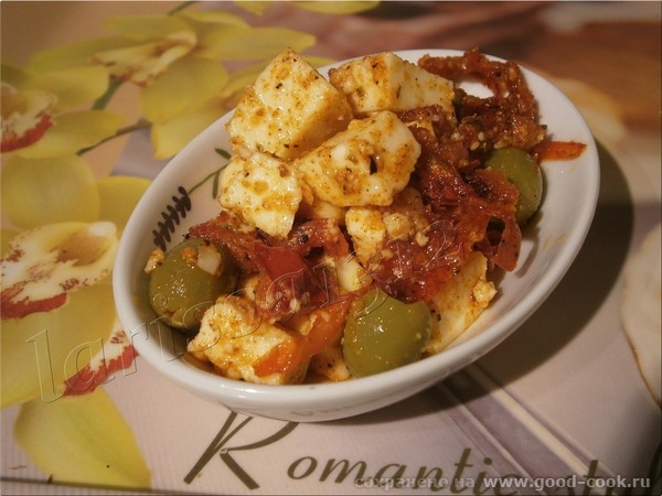 САЛАТ С АДЫГЕЙСКИМ СЫРОМ, ОЛИВКАМИ И ПЕЧЁНЫМИ ТОМАТАМИ