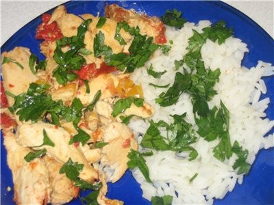 А у нас сегодня курочка с томатами и перцем сладким Кабачковые оладушки и салатик "Мужской каприз"