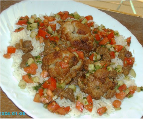 а у меня сегодня Цветная капуста с мясом , а на гарнир - белый рассыпчатый рис и Арабский салат
