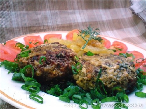 СОЧНЫЕ КОТЛЕТКИ С МОРКОВКОЙ И ЗЕЛЕНЬЮ В СЛИВОЧНО-СУХАРНОМ СОУСЕ