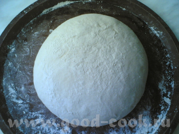 Теперь готовое тесто я вываливаю на силиконовую форму для пиццы, присыпанную мукой Формую колобок Д... - 2