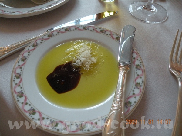 Потом принесли обед, который состоял из стека с овощами с гриля, рыбы запеченой в соли,кому то карт...